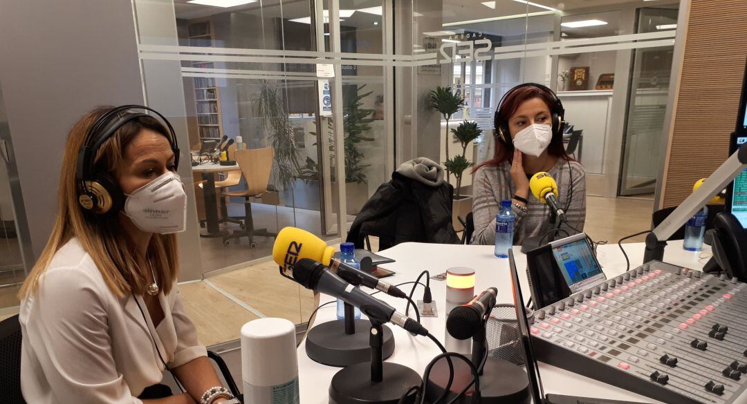 Dos de las participantes en el coloquio, en los estudios de Radio Aranda