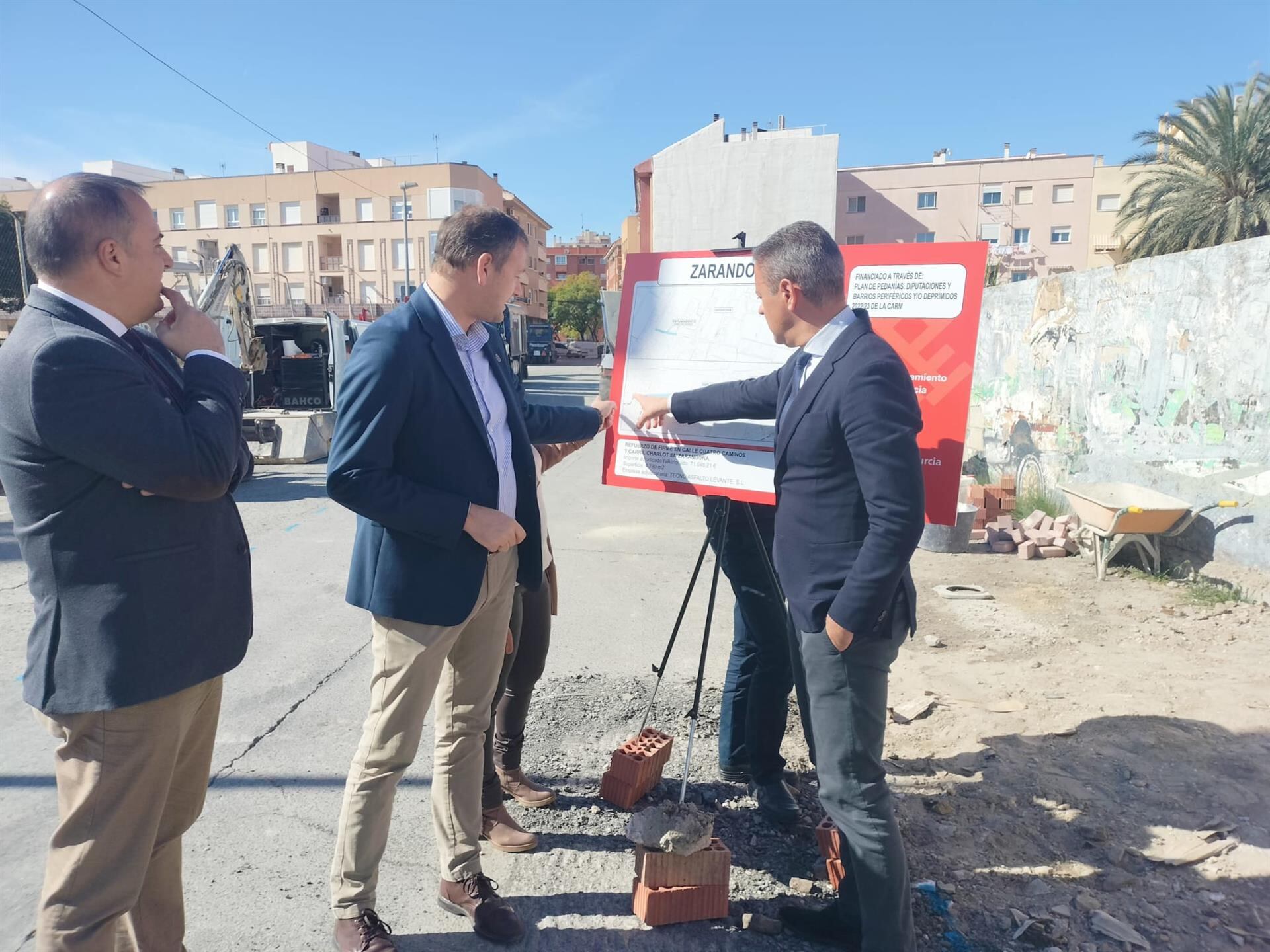 El concejal de Pedanías y Vertebración del Territorio, Marco Antonio Fernández, asiste al inicio de las obras en diferentes vías de Zarandona