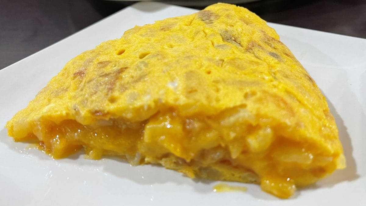 Carlos Olabuenaga, del restaurante Tizona, de Logroño se alza con el primer premio en el concurso de tortillas de patata celebrado en Alicante