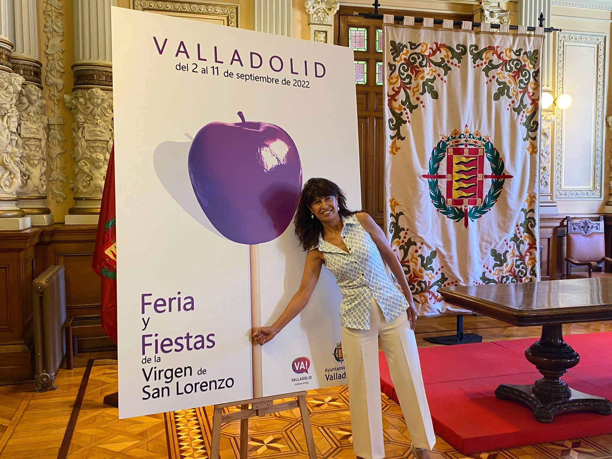 Ana Redondo, concejala de Cultura, junto al cartel de las Fiestas de la Virgen de San Lorenzo 2022