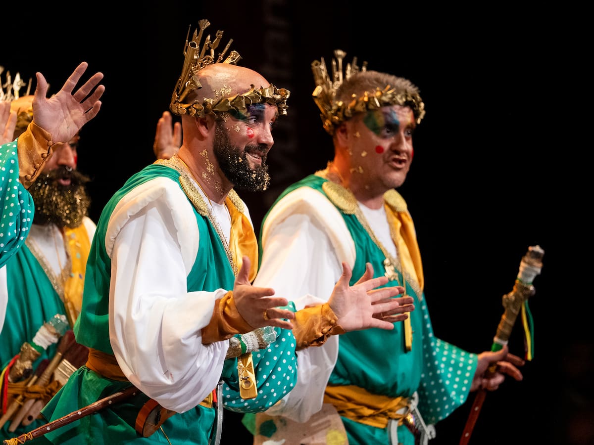 La comparsa ‘La gracia divina’ y la chirigota ‘Ese año salimos del Milenio’ triunfan en el Carnaval de Algeciras 2026