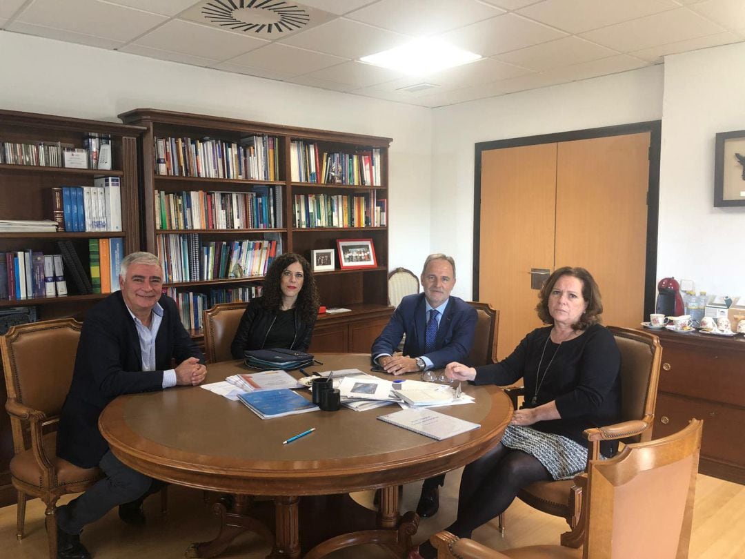 Francisco Mena, Miriam Alconchel, Salvador de la Encina y Azucena Martín durante la reunión.