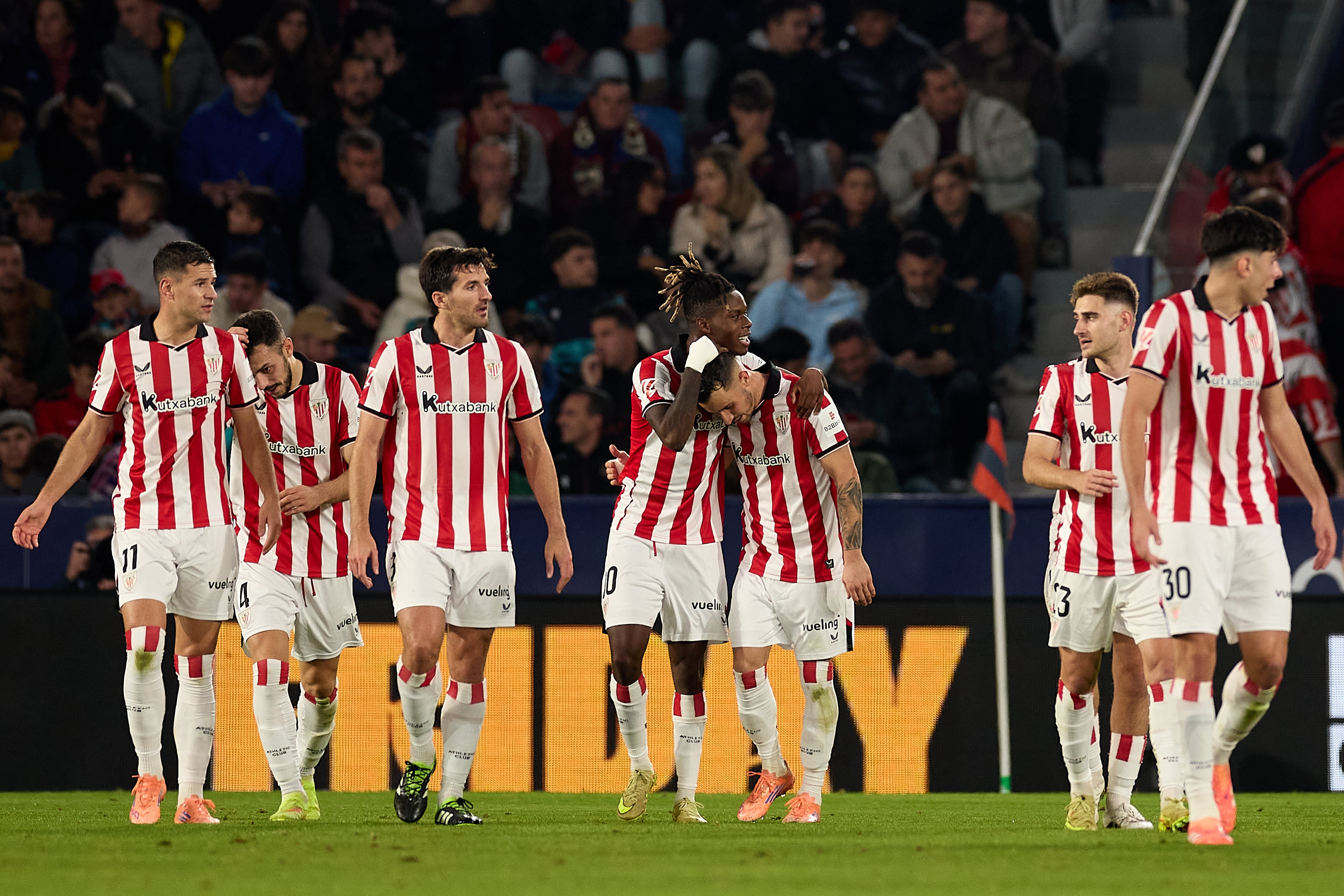 Los jugadores del Athletic Club celebran un gol ante el Levante UD