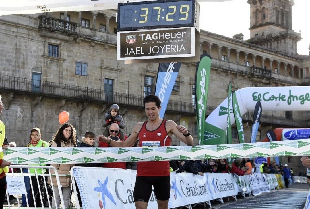 Alejandro Martínez fue el ganador absoluto de la Carreira Pedestre de Santiago