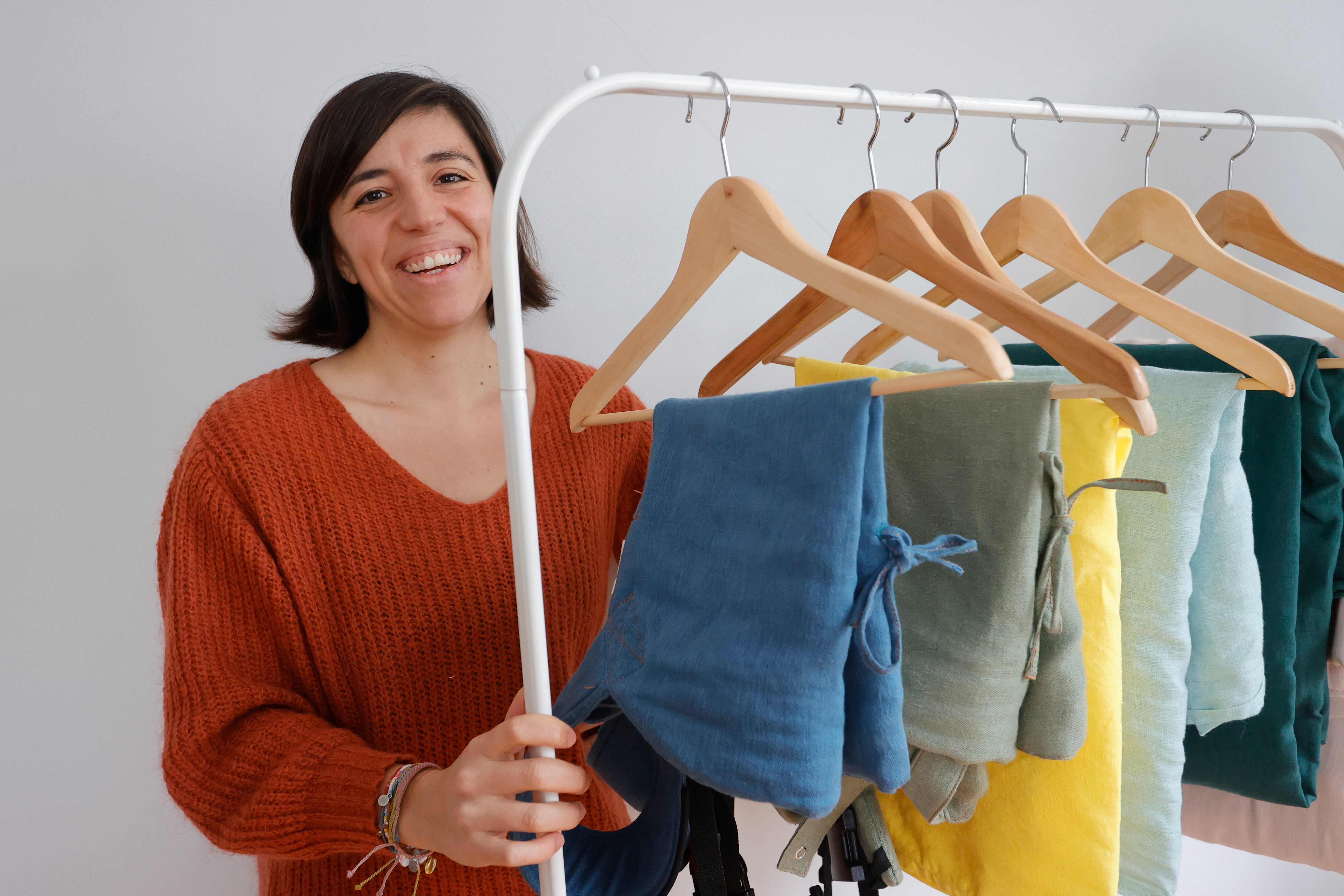 Ferrol .Crónica Portabebés. La francesa Anaïs Bourdon , afincada en Ferrol, lanza Nickie Rose , una marca de portabebés pionera en España, donde fabrica sus productos, de algodón y lino con certificación ecológica de alta calidad.   Foto: kiko delgado / EFE