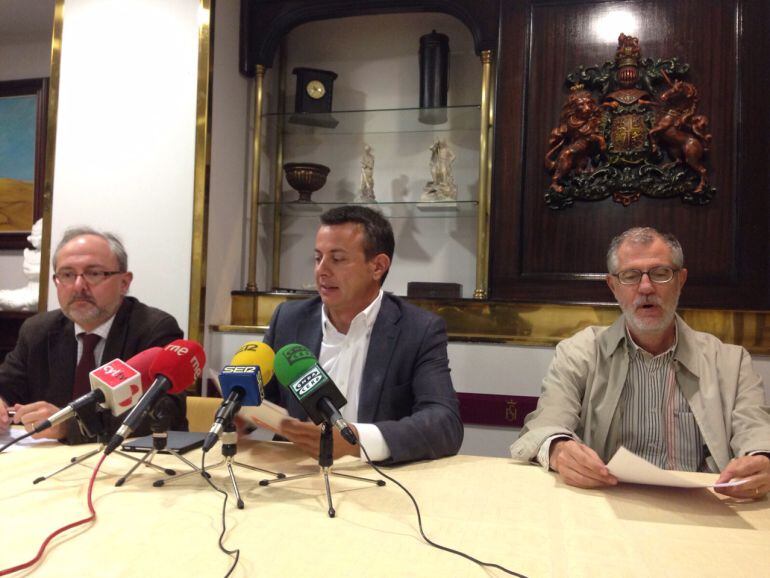 Representantes de Ciudadanos, con el portavoz municipal Juan Pablo Izquierdo en el Centro, argumentando su posición de asumir la pasarela de Los Tres Pasos. 