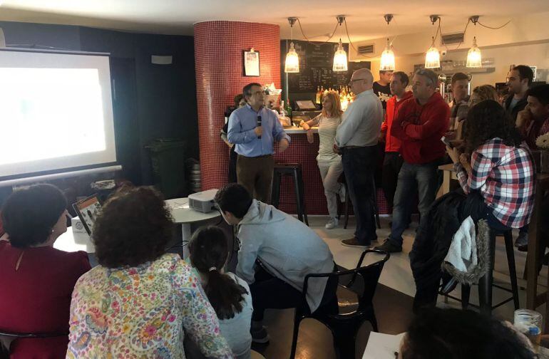 Los locales de hostelería han sido escenario de las charlas de ciencia impartidas por seis investigadores de la UC.