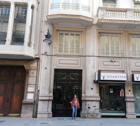 La historiadora Carme Bernat, frente al número 25 de la calle de La Paz, en València,donde se encontraba, durante la Guerra Civil, la sede de Mujeres Libres.