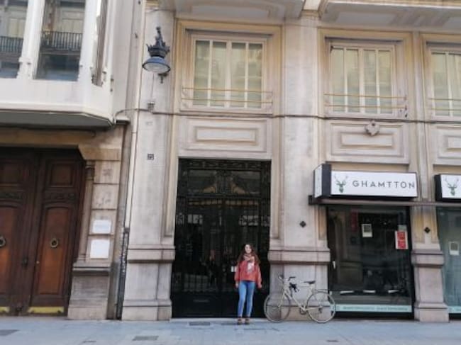 La historiadora Carme Bernat, frente al número 25 de la calle de La Paz, en València,donde se encontraba, durante la Guerra Civil, la sede de Mujeres Libres.