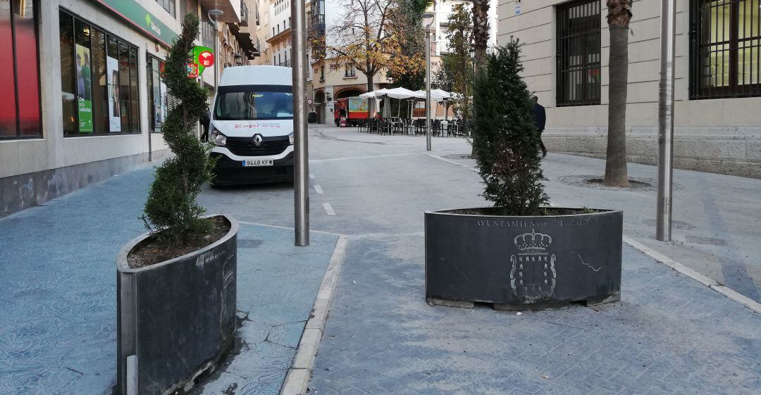 Acceso a la plaza Deán Mazas por la plaza de la Constitución.