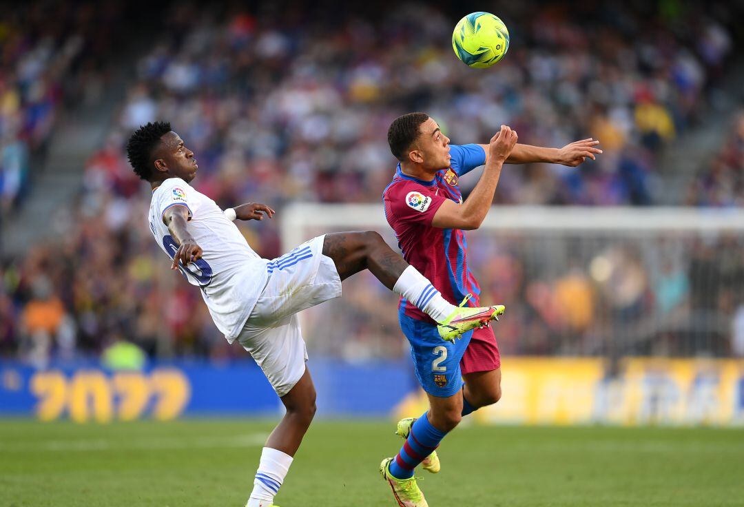 Dest y Vinicius, durante el Barça - Real Madrid