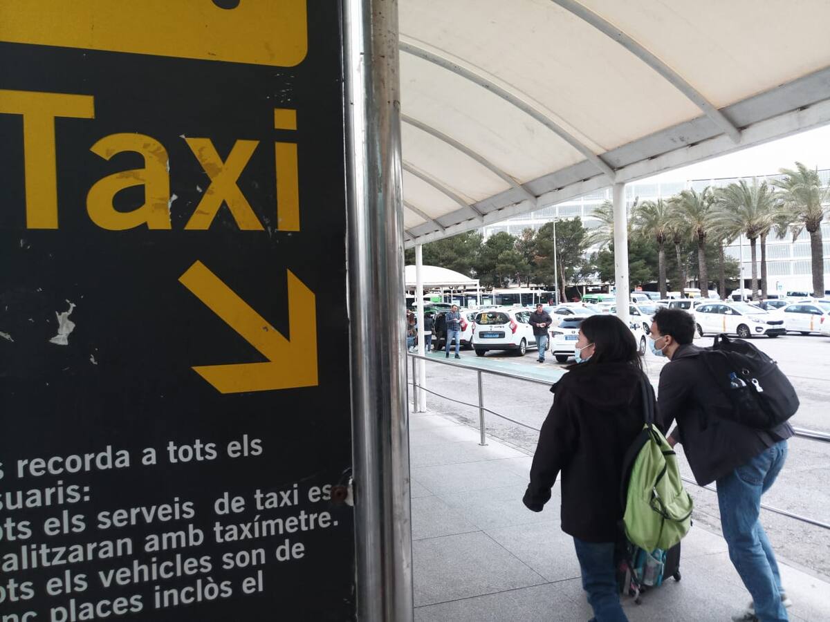 Abiertos los primeros expedientes sancionadores a taxis pirata en el aeropuerto de Palma