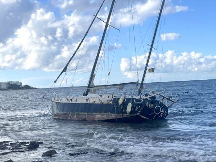 Imagen de uno de los barcos varados tras el temporal