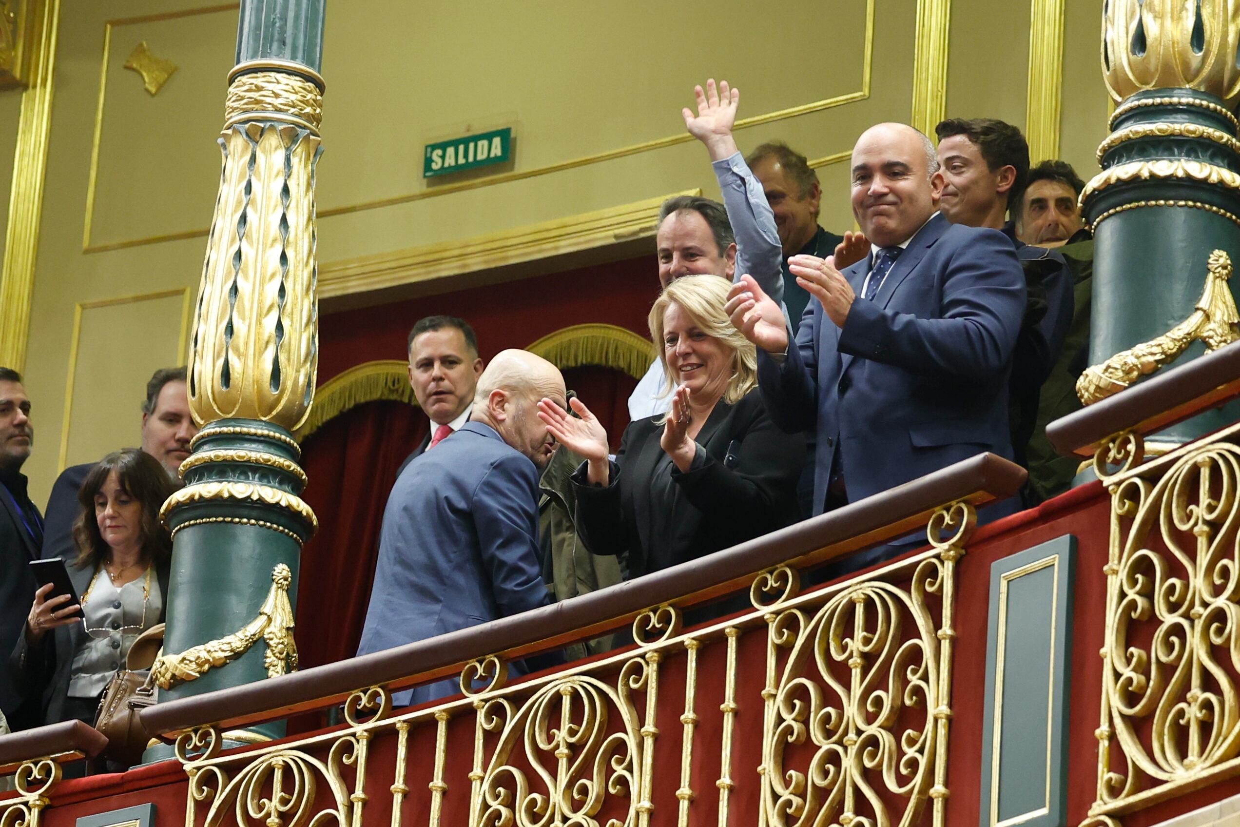 MADRID, 20/03/2025.- La consejera de Desarrollo Rural de Cantabria, María Jesús Susinos (c), quien ocupaba ese cargo la anterior legislatura, el actual diputado cántabro del PRC, Guillermo Blanco, y varios dirigentes políticos de la comunidad autónoma aplauden en la tribuna de invitados del Congreso tras el pleno de este jueves que ha votado, a través del proyecto de Ley del desperdicio alimentario, la rebaja de la protección especial del lobo ibérico. EFE/ Mariscal