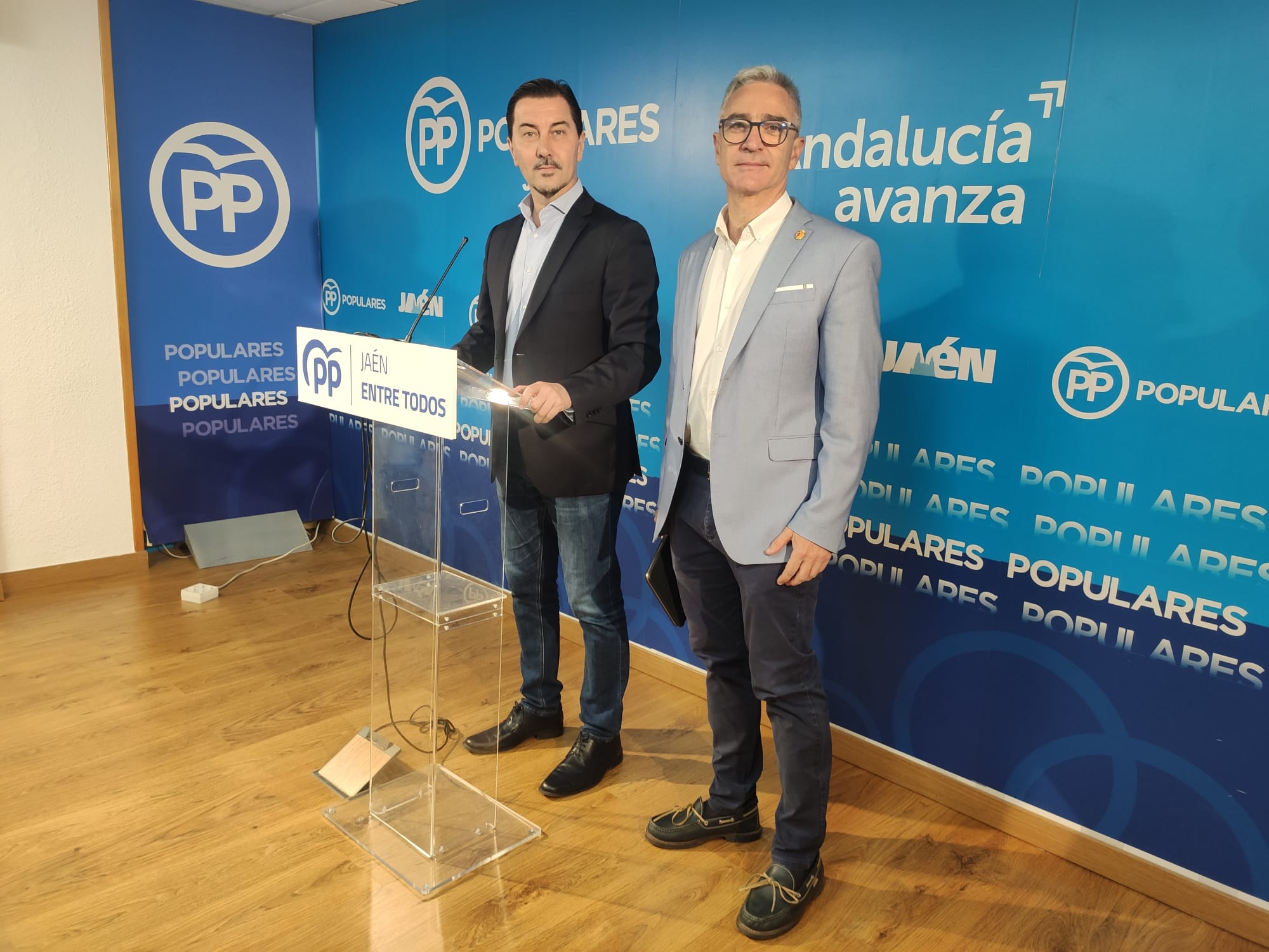 El secretario general del PP de La Carolina y alcalde del municipio, Cristóbal Pérez, junto al portavoz del Grupo Popular en la Diputación Provincial de Jaén, Luis Mariano Camacho.