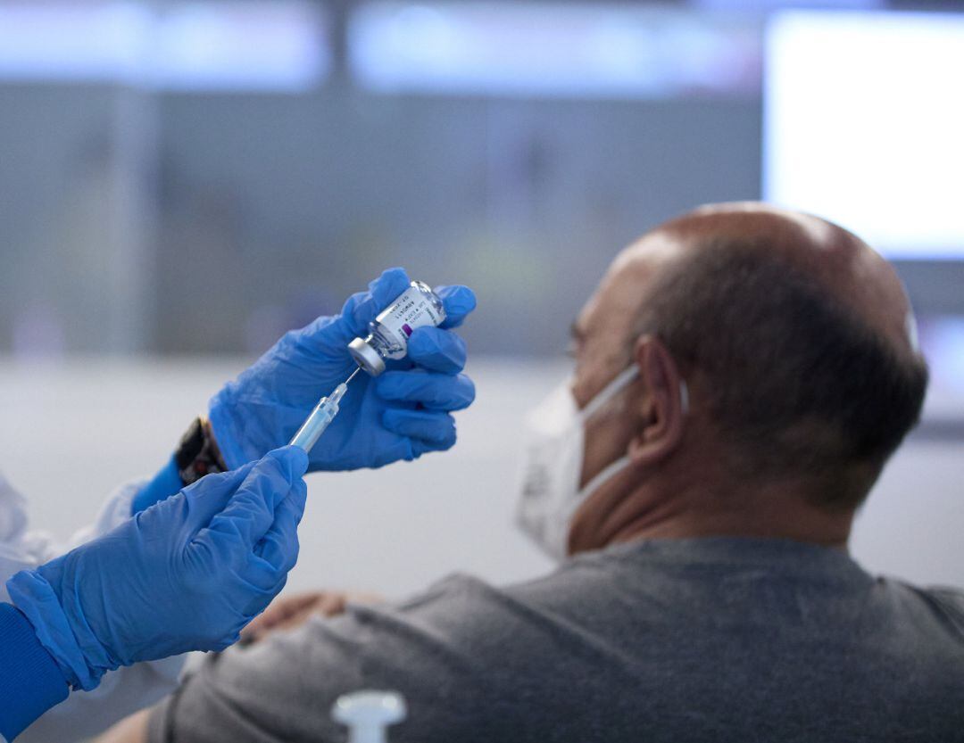 Una persona recibe la vacuna contra el Covid-19. 