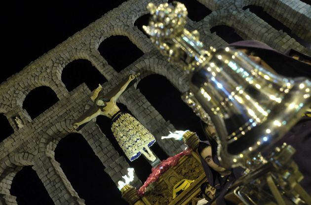 La imagen del Cristo del Mercado realizaba su subida hasta la Catedral en la tarde noche de ayer