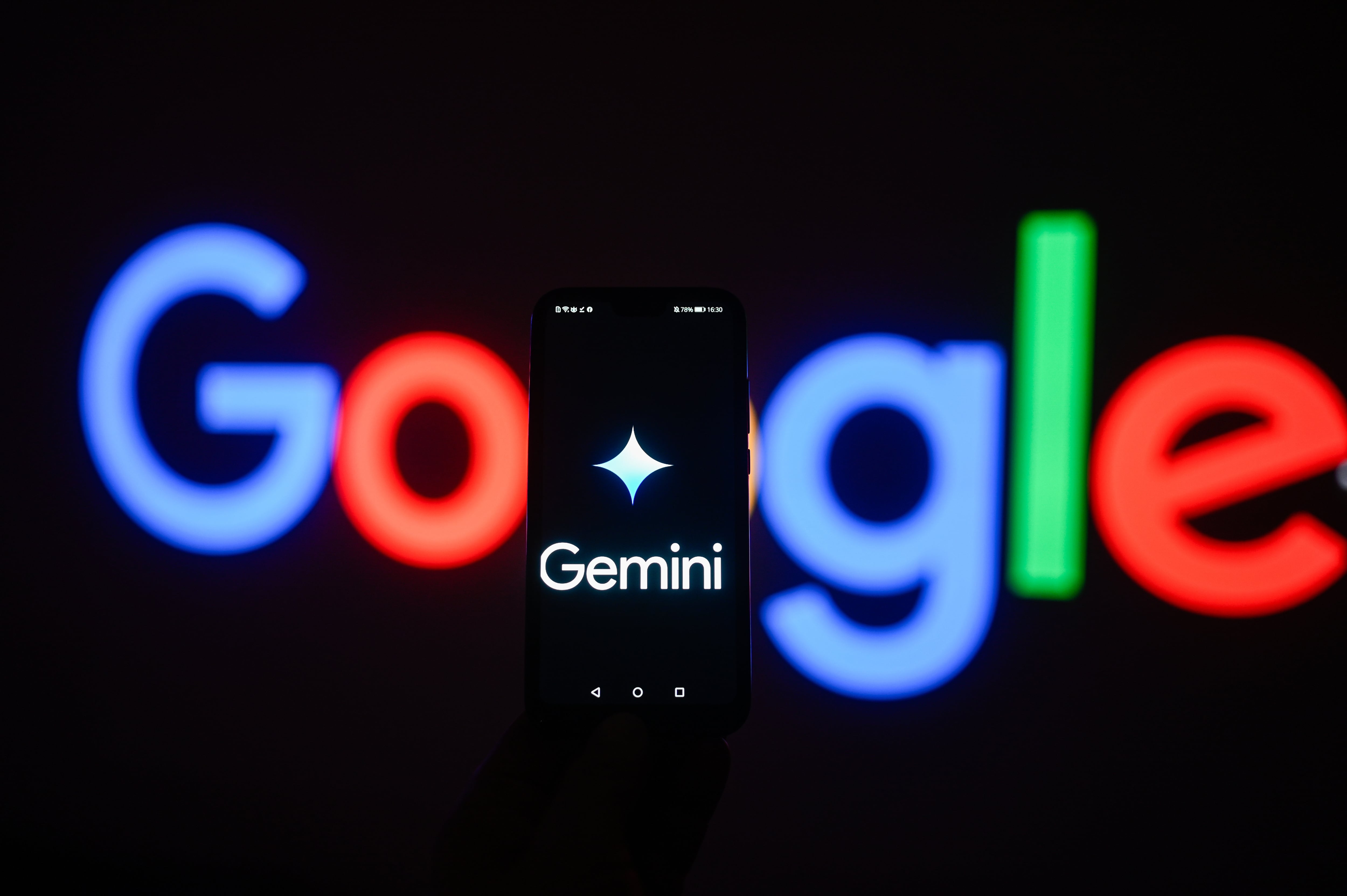 Logo de Gemini sobre el de Google