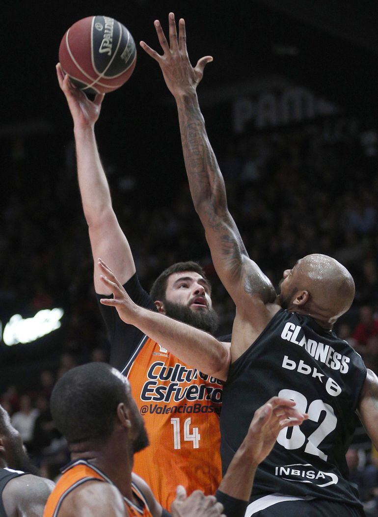 GRAF9895. VALENCIA, El pivot montenegrino de Valencia Basket, Bojan Dubljevic (i), lanza a canasta ante el jugador estadounidense del Retabet Bilbao, Mickell Gladness, durante el encuentro correspondiente a la jornada 22 de la liga ACB que disputan esta t