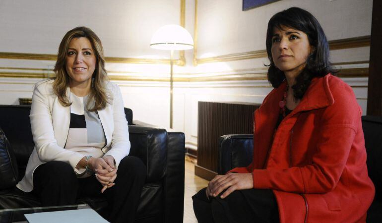 La presidenta en funciones de la Junta de Andalucía, Susana Díaz, recibe a la líder de Podemos, Teresa Rodríguez.