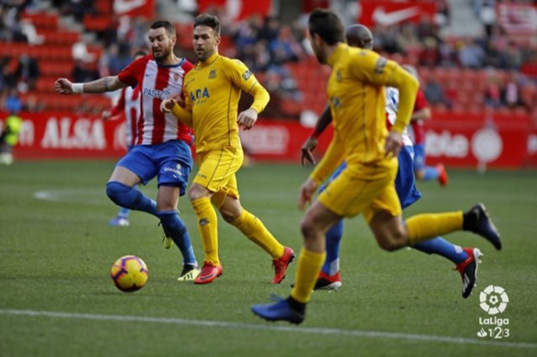 Jugada entre el Alcorcón y el Sporting