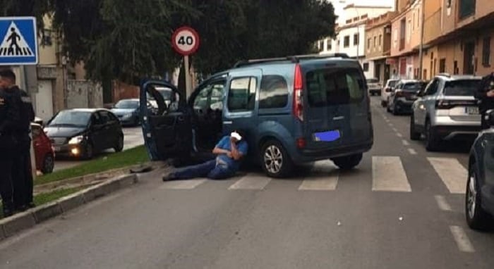 Un varón junto a su coche accidentado en Algeciras