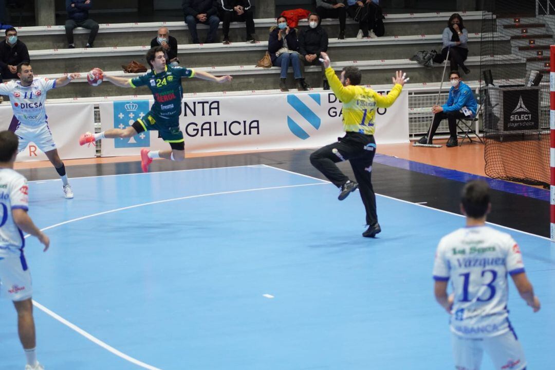 Oscar Marugán en una acción del partido ante Cisne