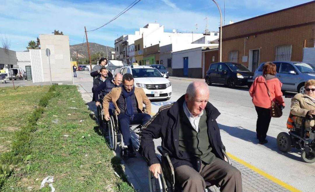 El alcalde de La Línea Juan Franco y otros miembros de la corporación se han desplazado en silla de ruedas y han comprobado los impedimentos a los que se enfrentan las personas con discapacidad.