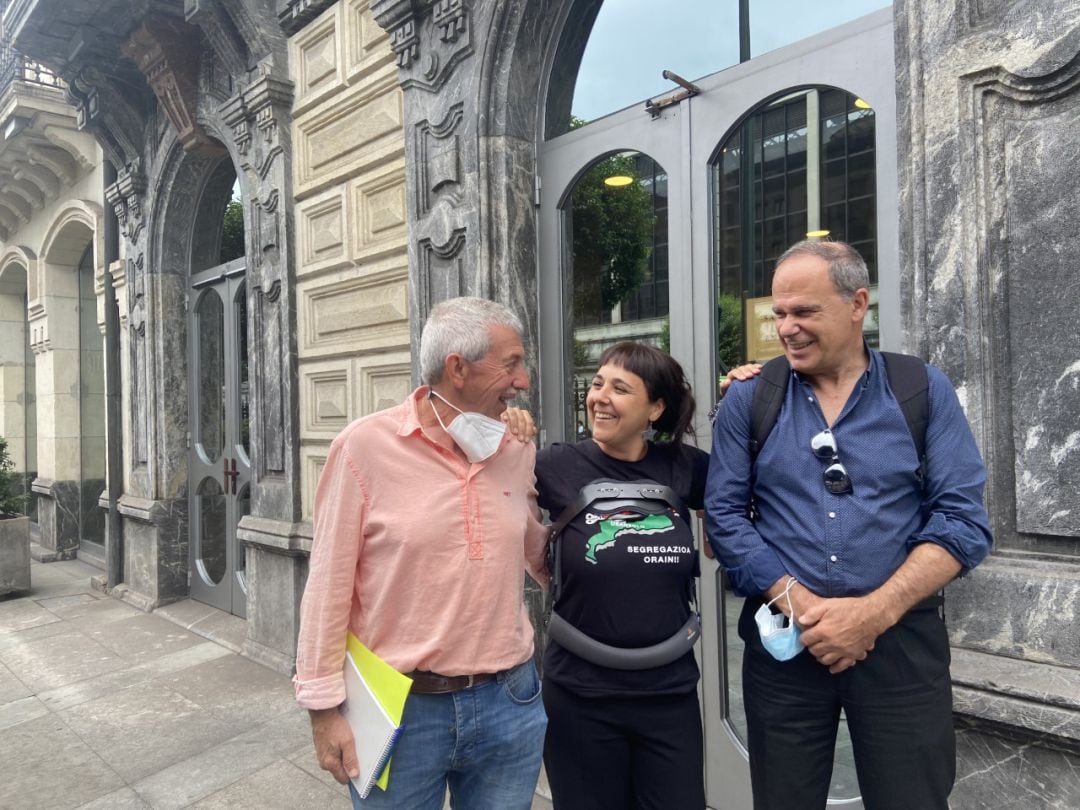 Miembros de lasociación Usansolo Herria tras la reunión de esta mañana