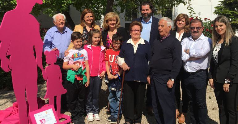 Representantes políticos y de la empresa Macrosad celebran junto a niños y mayores los 10 años de la Residencia para Mayores de Peal de Becerro.