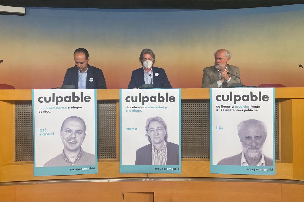 José Manuel Calvo (i), Marta Higueras (c) y Luis Cueto (d), concejales de Recupera Madrid, en rueda de prensa este martes.