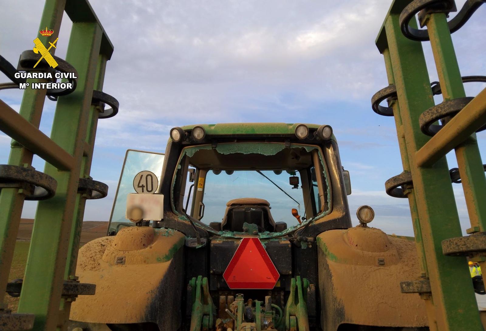 Así quedaba el tractor tras la pedrada