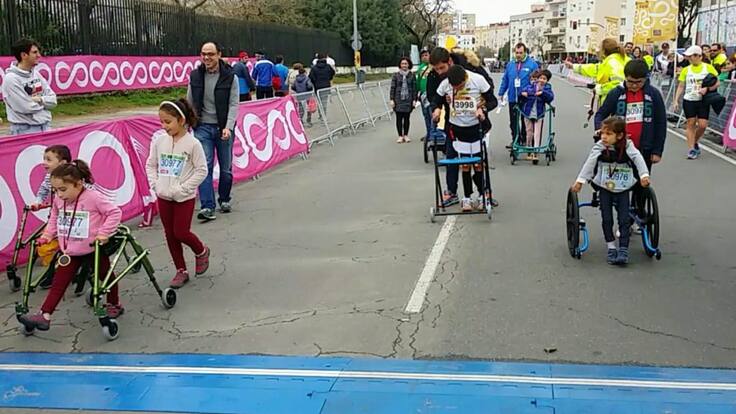 Una onada de solidaritat per la primera cursa per a infants amb caminadors