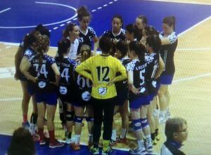 Vanesa Amorós dando instrucciones a sus jugadoras