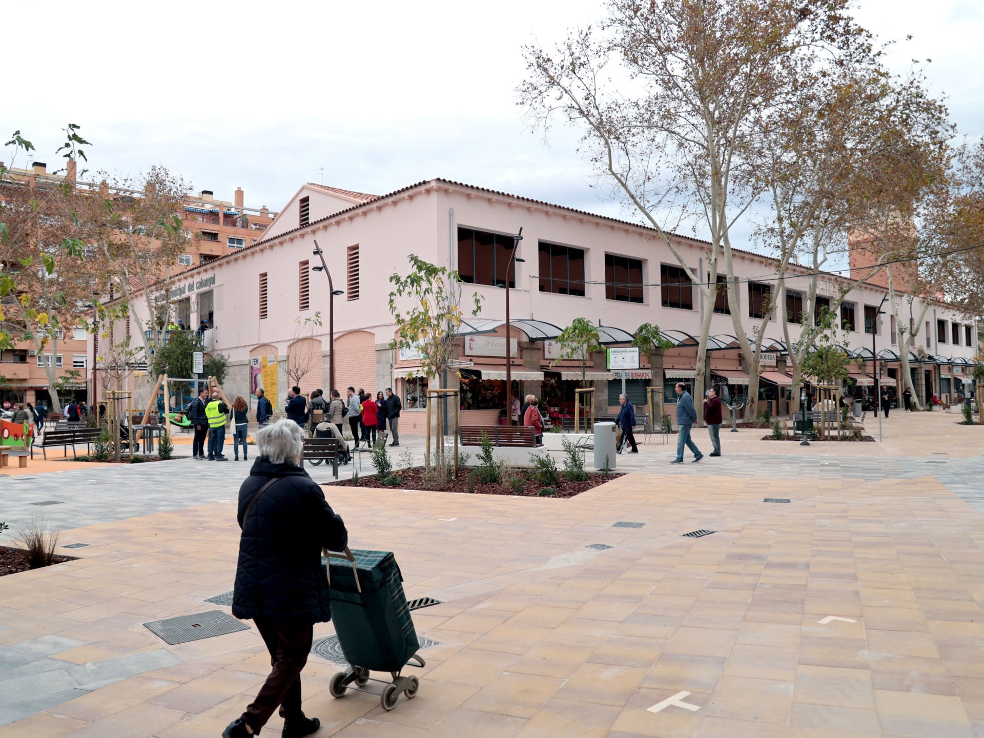 La alcaldesa María José Catalá visita el barrio del Cabanyal