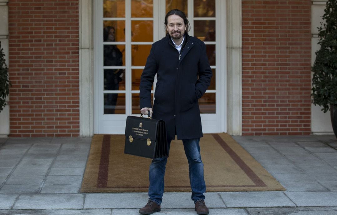 Pablo Iglesias con su cartera.