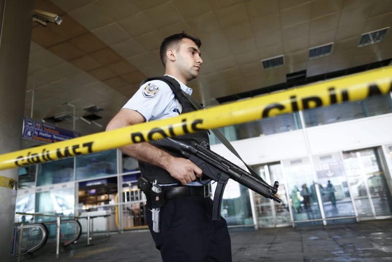 La policía acordona una zona del aeropuerto internacional de Atatürk tras un atentado en Estambul (Turquía) hoy, 29 de junio de 2016. El aeropuerto de Atatürk en Estambul, blanco de un triple atentado suicida anoche que ha causado al menos 36 muertos y má