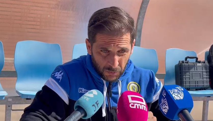 Sergio Mora, entrenador del Hércules, en la sala prensa Socuéllamos