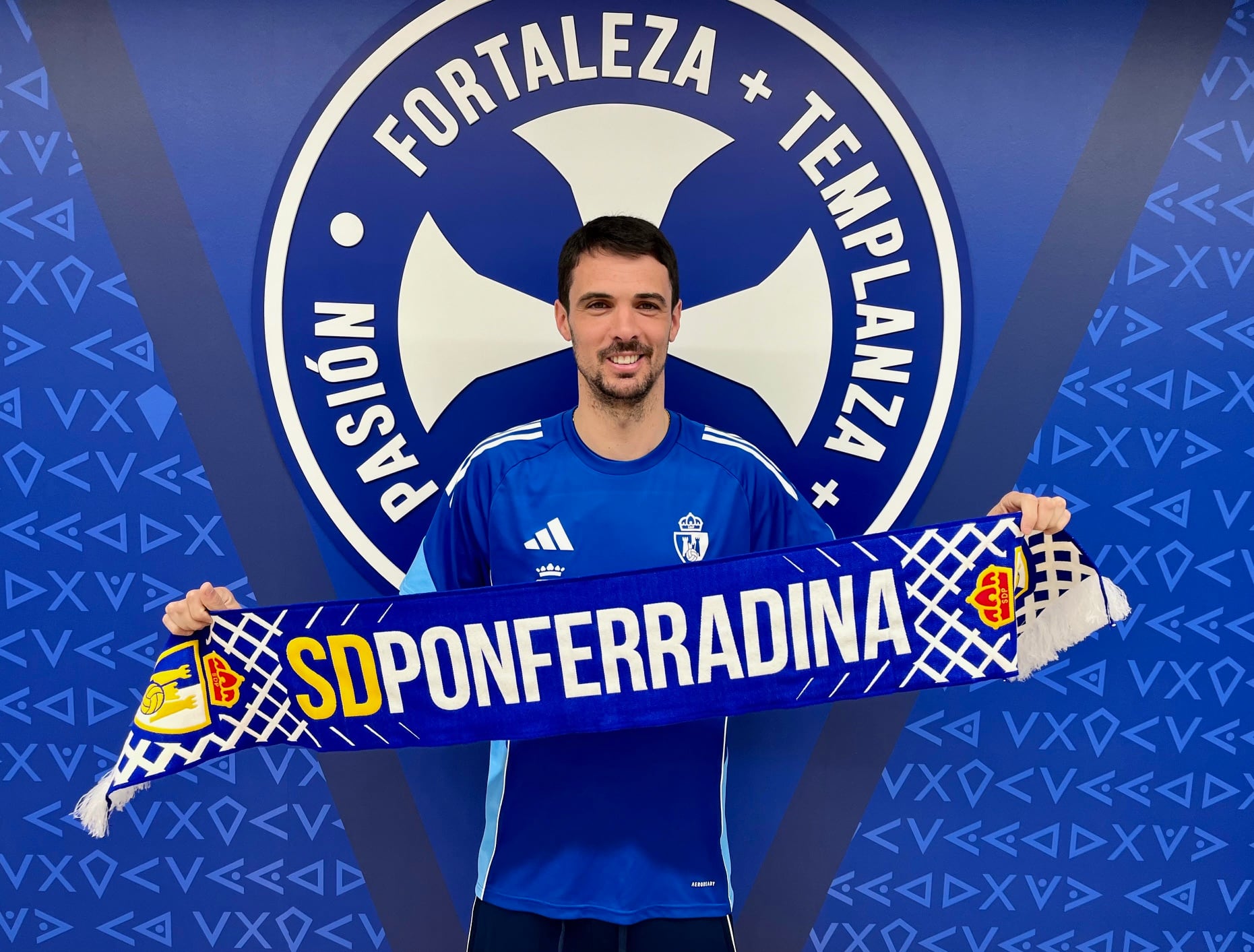 El conjunto blanquiazul anuncia su primer fichaje.