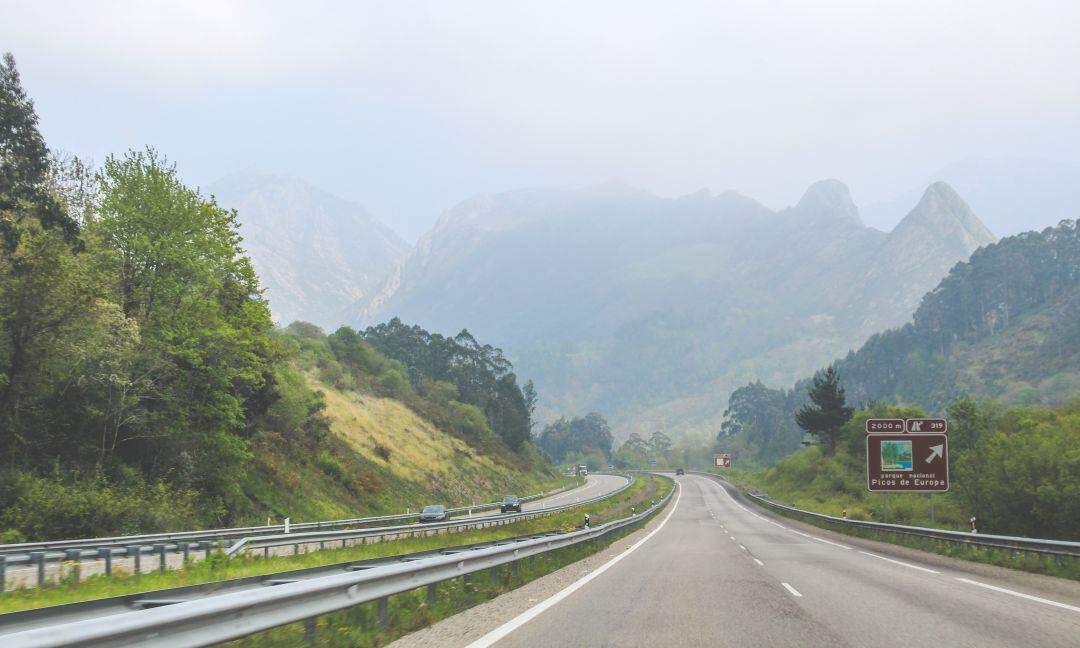 Autovía del Cantábrico con la salida de Picos de Europa. 