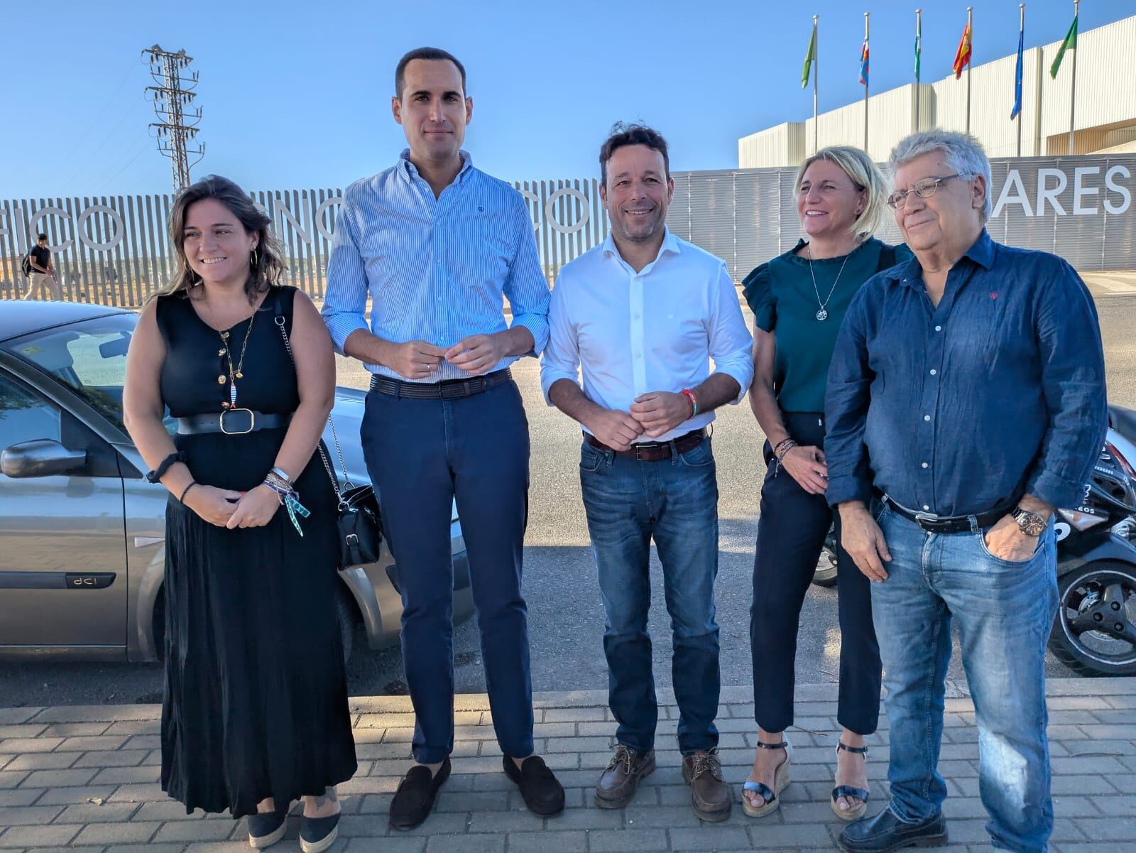 Juan Latorre, acompañado por concejales del PSOE, en Linares, ofrece una rueda de prensa a las puertas del Campus.