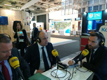 El consejero de turismo del Gobierno de Canarias (derecha), Isaac Castellano, en el stand de Cadena SER Canarias en la ITB de Berlín.