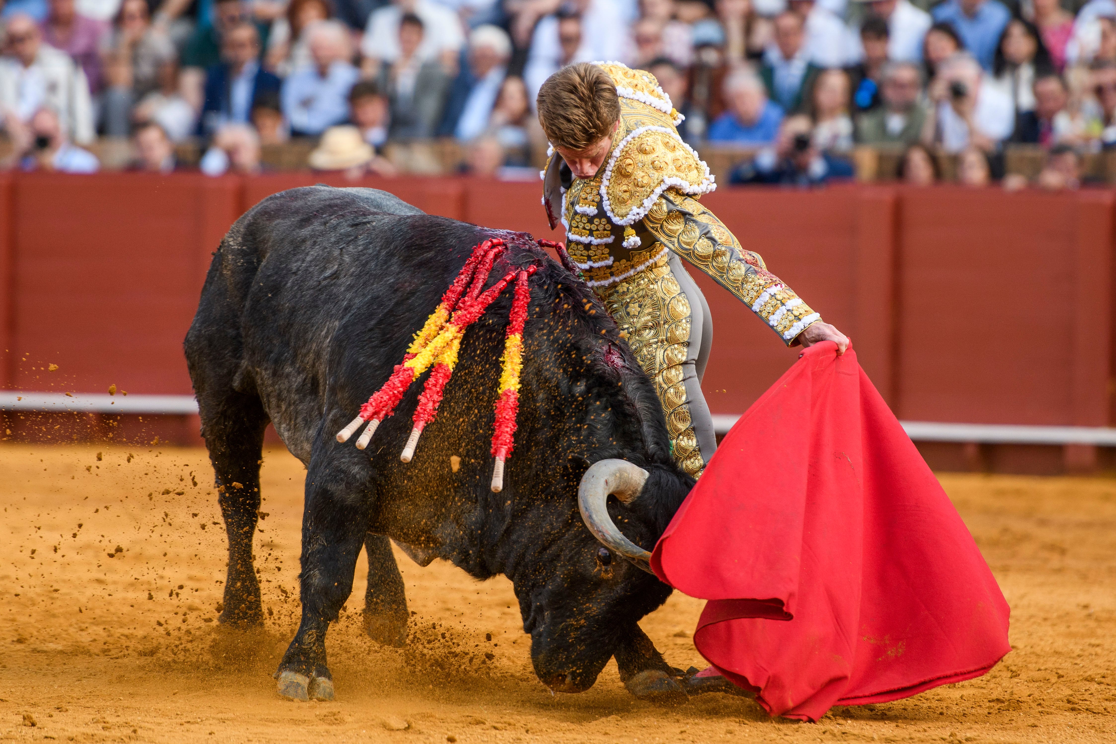SEVILLA. 18/04/2026. - El diestro Borja Jiménez con su primer toro en la corrida de octava de abono, en un mano a mano que se ha celebrado en la Plaza de Toros de La Maestranza de Sevilla. EFE/ Raúl Caro.