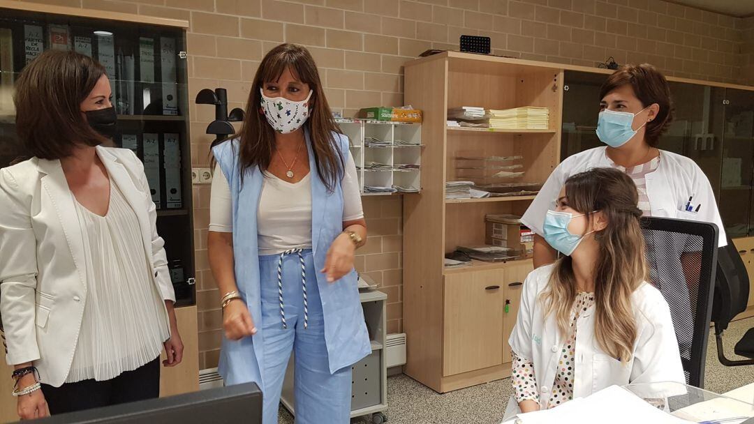 La consejera de Sanidad, Sira Repollés (centro), acompañada por la alcaldesa de Ejea, Teresa Ladrero (izquierda), durante su visita al centro de alta resolución de Cinco Villas 