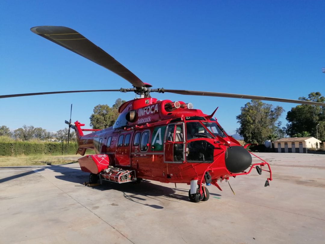 El helicóptero Súper Puma tiene su base en el centro de operaciones del Infoca en Cártama 