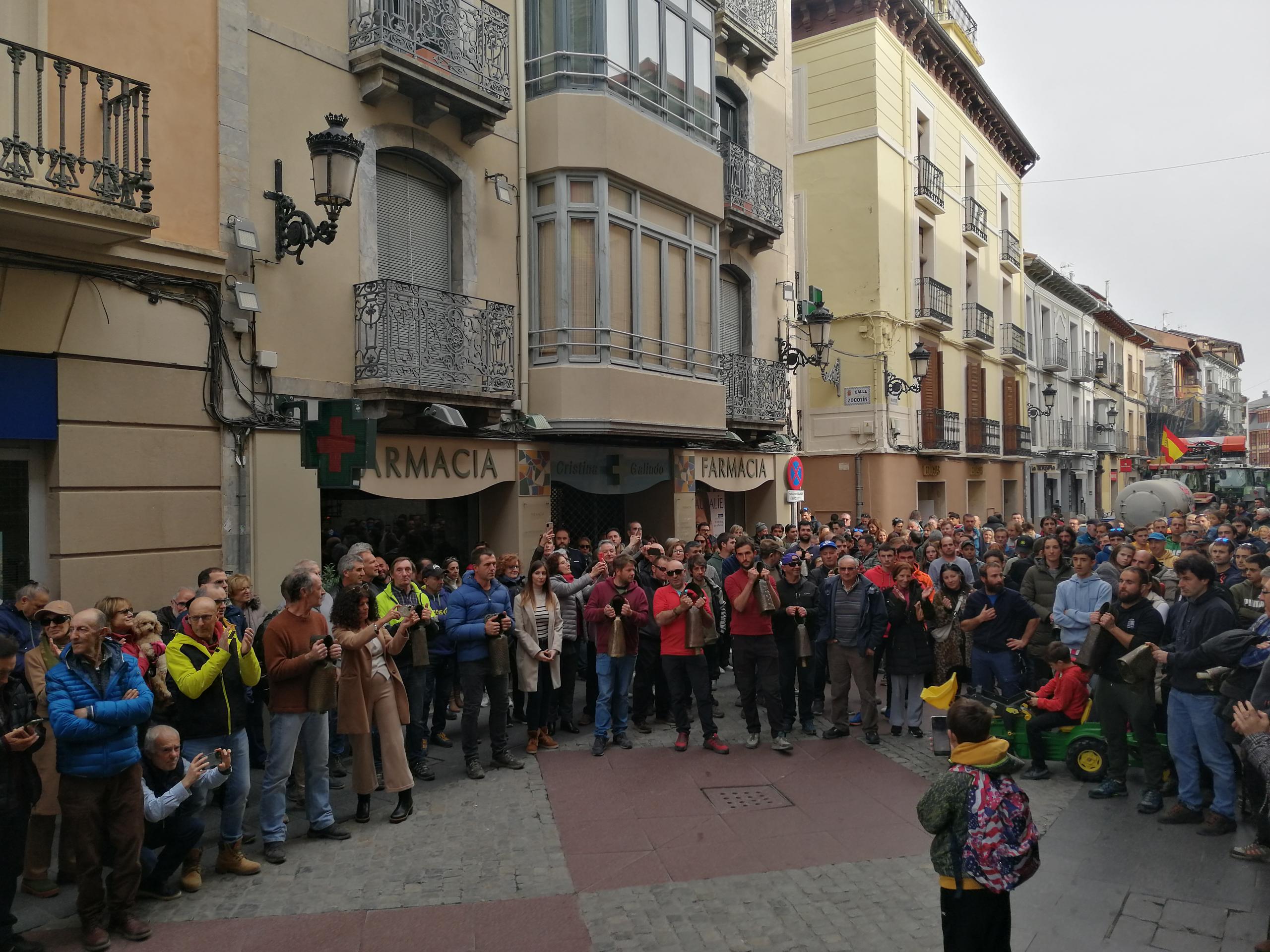 Agricultores frente a las puertas del ayuntamiento de Jaca, donde leían un manifiesto