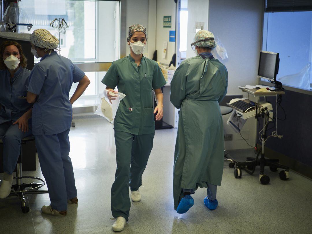 Empleados sanitarios trabajan por las instalaciones pertenecientes a la UCI de la Clínica Universidad de Navarra, en Pamplona