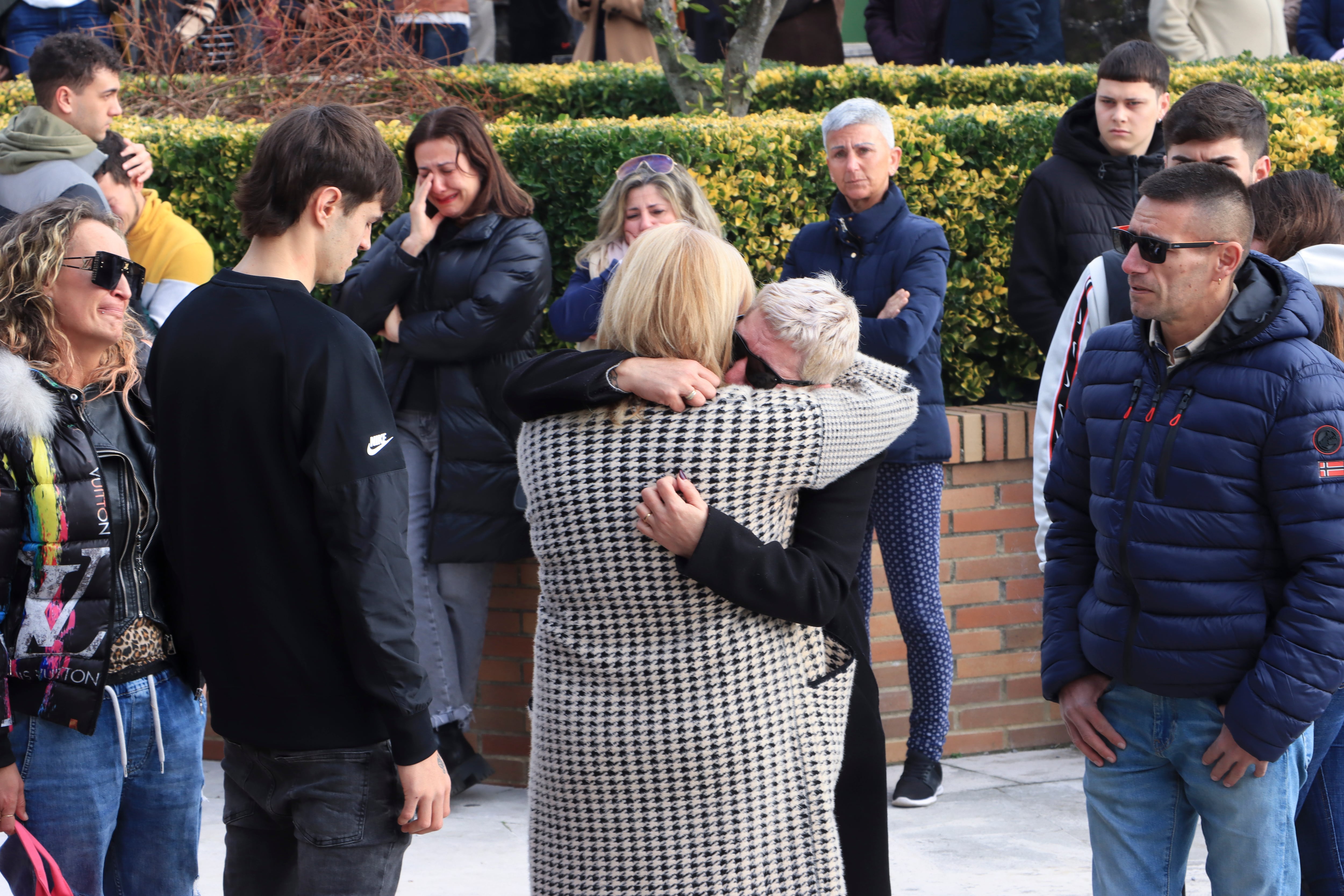 Polanco (Cantabria), 04/02/2024.- Concentración en la plaza frente al Ayuntamiento de Polanco donde vecinos y familiares y amigos del joven de 21 años fallecido en una pelea en el apeaderos de Boo de Piélagos se han concentrado para recordarle y condenar lo sucedido. EFE/Celia Agüero Pereda |Foto de archivo