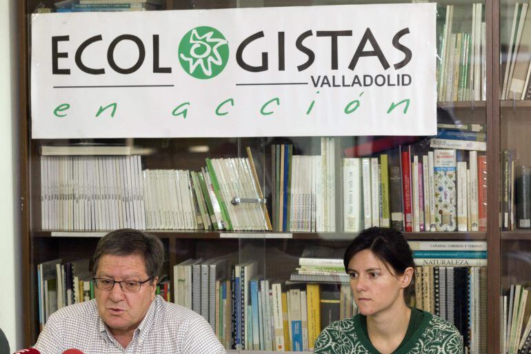 GRA181. VALLADOLID, 21/10/2014.- El portavoz de Ecologistas en Valladolid, Javier Gutiérrez (i), durante la rueda de prensa ofrecida para tratar sobre la suspensión de la próxima edición de la concentración motorista Pingüinos 2015 en Valladolid. La organización Ecologistas en Acción ha defendido hoy que la ley es la que ampara sus actuaciones para defender el medio ambiente y oponerse a la ubicación de la concentración motera de Pingüinos. EFE/R. García