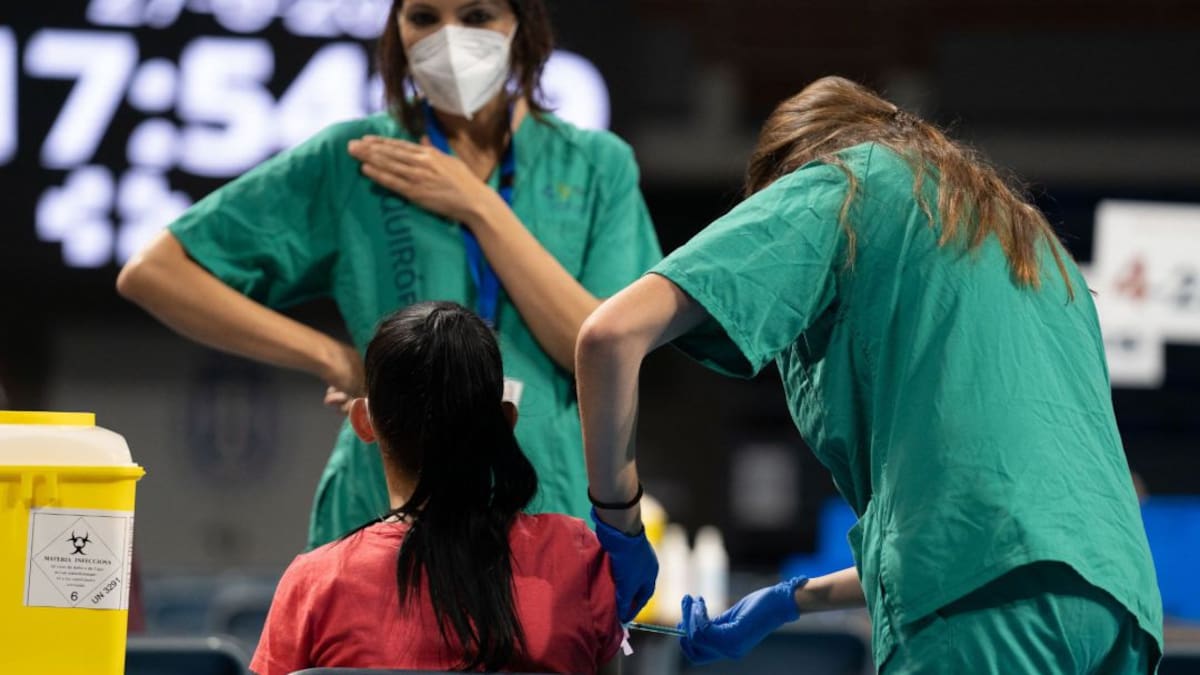 Vuelven las mascarillas y el gel de manos a Canarias ante el repunte de casos de covid-19